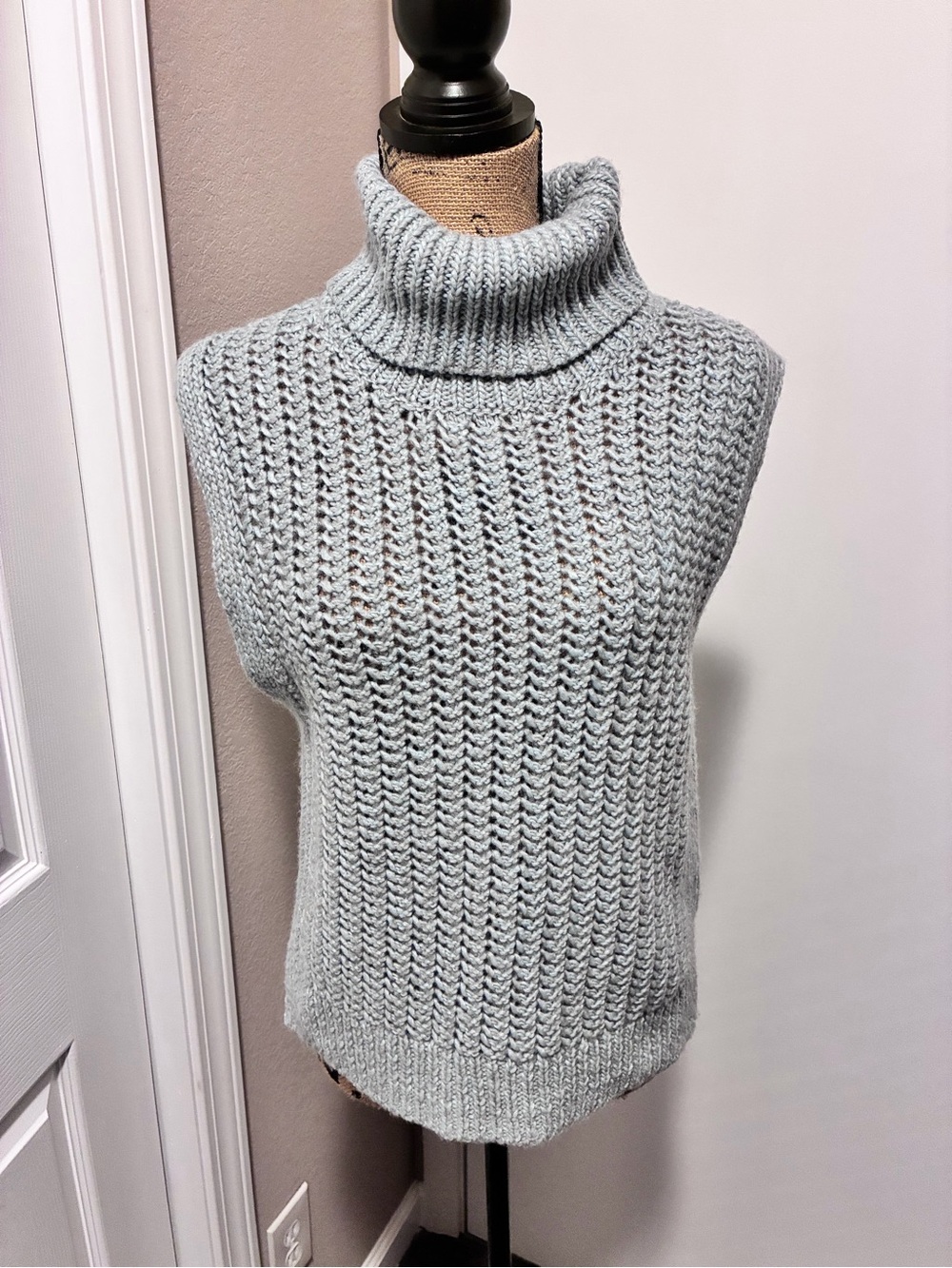 Banana Republic Light Gray Sleeveless Turtleneck Sweater Vest